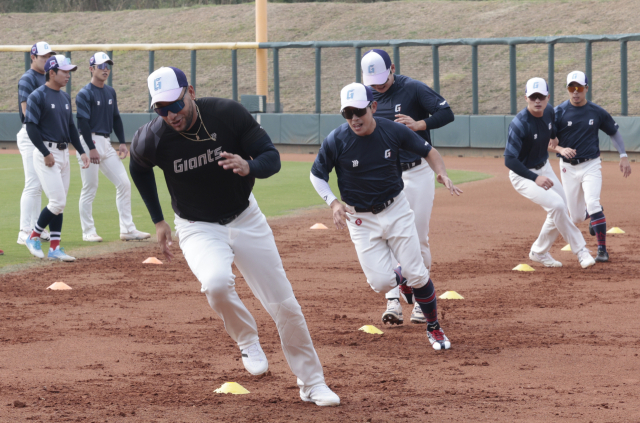 이번 시즌 가을야구를 향한 의지를 불태우는 롯데 자이언츠 선수들이 9일 대만 타이난의 아시아태평양국제야구센터에서 체력 훈련을 하고 있다. 정대현 기자 jhyun@
