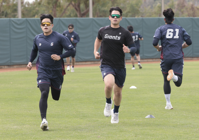 이번 시즌 가을야구를 향한 의지를 불태우는 롯데 자이언츠 선수들이 9일 대만 타이난의 아시아태평양국제야구센터에서 체력 훈련을 하고 있다. 정대현 기자 jhyun@