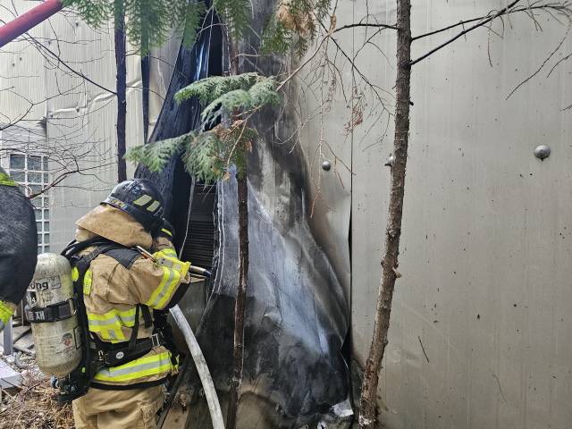 9일 대낮 경남 창원시 도심 한복판 건물 1층에서 불이 나 소방대원이 진화 작업을 벌이고 있다.