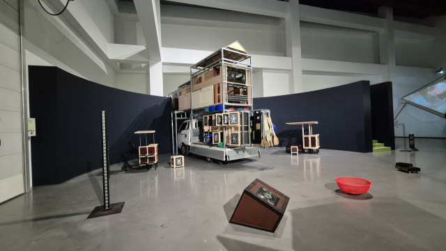 강해성 + 문소정 + 한경태, '이동하는 모듈러 만물상'(Roving Modular Bric-a-brac). 부산현대미술관 제공
