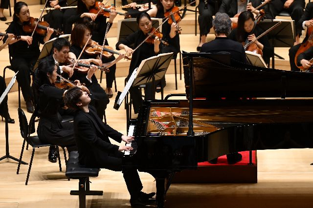 피아니스트 조성진이 지난해 6월 부산콘서트홀에서 정명훈 예술감독의 지휘로 베토벤 피아노 협주곡 5번 '황제'를 연주하고 있다. 클래식부산 제공