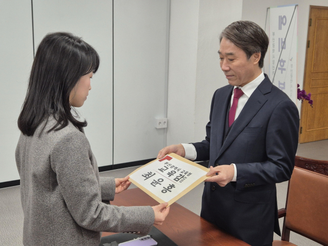 검찰이 교육자치법 위반 혐의로 재판에 넘겨진 최윤홍 전 부산시교육청 부교육감에게 10일 징역 1년을 구형했다. 지난 2월 최 전 부교육감이 예비후보 등록을 하는 모습. 최윤홍 전 부교육감 측 제공