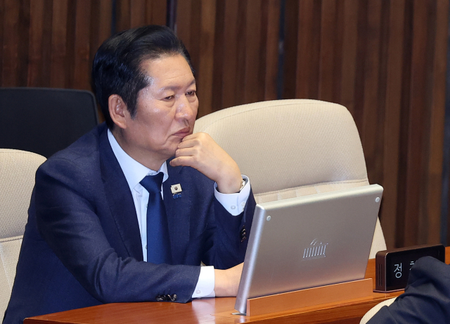 더불어민주당 정청래 대표가 10일 국회 본회의장에서 열린 경제 분야 대정부질문에서 잠시 생각에 잠겨 있다. 연합뉴스