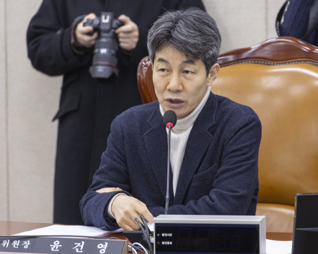 윤건영 국회 행정안전위원회 법안심사제1소위 위원장이 10일 국회에서 열린 행안위 법안소위에서 안건을 설명하고 있다. 이날 행안위 법안소위에서는 충남·대전, 전남·광주, 경북·대구 통합특별법 심사를 할 예정이다. 연합뉴스