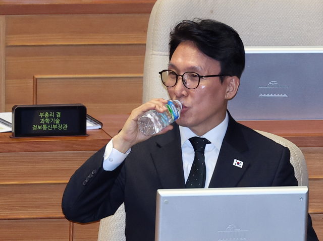 김민석 국무총리가 10일 국회 본회의장에서 열린 경제 분야 대정부질문에서 물을 마시며 목을 축이고 있다. 연합뉴스