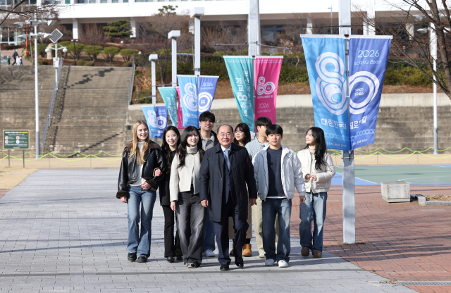 부산대 최재원 총장과 학생들. 부산대 제공