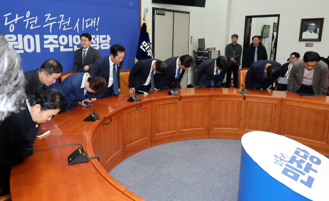 더불어민주당 정청래 대표와 한병도 원내대표, 최고위원들이 10일 국회에서 조국혁신당과의 합당 논의를 주제로 비공개 최고위원회의를 마친 뒤 결과 발표에 앞서 인사하고 있다. 연합뉴스