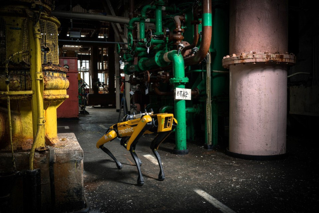 현대자동차그룹 로봇 전문 계열사 보스턴다이나믹스의 4족 보행 로봇 ‘스팟’이 영국 원자력 시설 해체 당국 산하 공기업인 셀라필드의 현장을 순찰하는 모습.(출처=셀라필드)