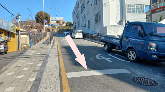 경남 김해시가 등교시간 김해여고 앞 교통혼잡을 해소하기 위해 다음 달부터 오는 7월까지 학교 정문에서 방주맨션 구간에 시간제 일방통행을 도입해 운영한다. 김해시 제공