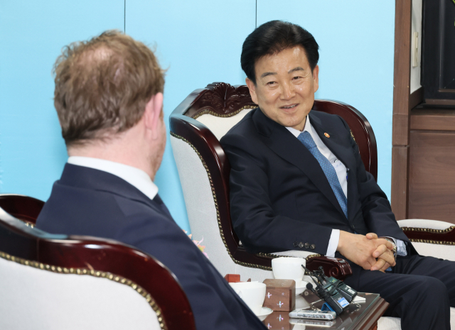 정동영 통일부 장관이 10일 서울 종로구 정부서울청사에서 다비드 반 베일 네덜란드 외교장관과 면담하고 있다. 연합뉴스