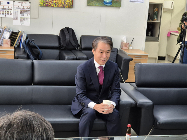 최윤홍 예비 후보가 11일 오전 부산시교육청 기자실을 찾아 부산시교육감 출마 의사를 밝히고 있다. 최윤홍 예비 후보 제공