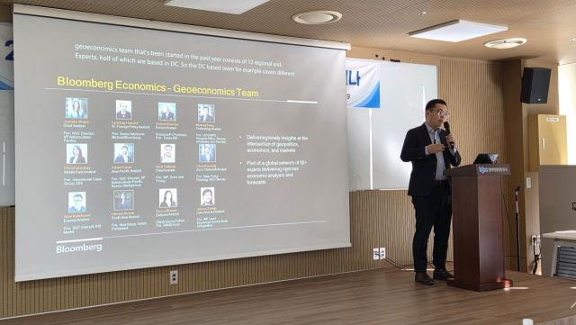 11일 부산 해운대구 한국해양진흥공사 본사에서 열린 ‘해상공급망 세미나’에서 연사로 나선 마이클 덩은 올해 미국 트럼프 행정부의 정책 불확실성이 더 높아질 것으로 내다봤다. 박혜랑 기자 rang@