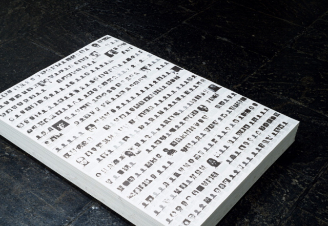 펠릭스 곤잘레스-토레스, 무제(총에 의한 죽음), 1990. 설치 전경 중 포스터 더미 일부. 1991년 휘트니비엔날레 전시. 비평·교육 목적의 부분 인용