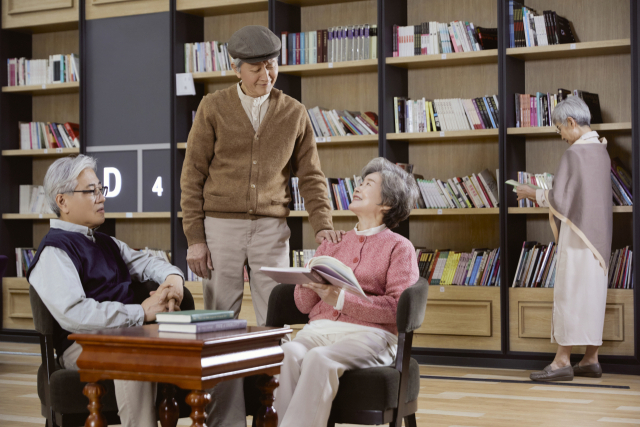 실버타운에서 만난 다양한 노인 군상의 모습을 통해 행복에 관해 깨달음을 소개하는 책이 나왔다. 클립아트코리아 제공
