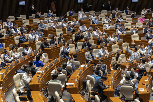 12일 국회에서 2월 임시국회 본회의에 참석한 의원들이 한복을 입고 법안 처리를 하고 있다. 이날 국민의힘은 전날 법제사법위원회에서 여당 주도로 처리된 사법개혁안에 반발해 본회의와 상임위에 불참했다. 연합뉴스