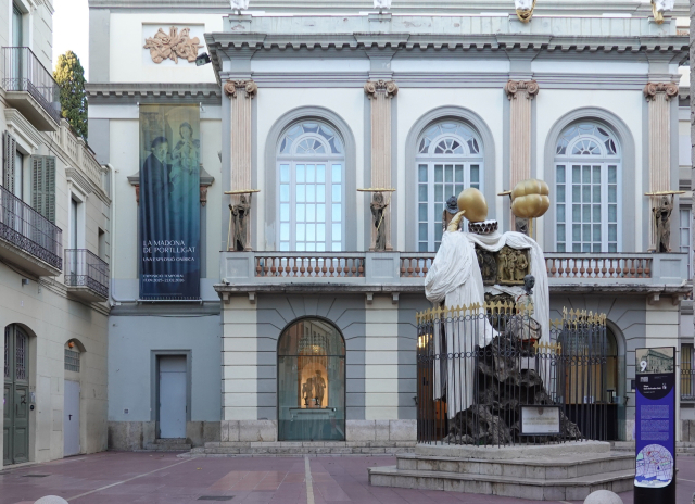 미술관 입구 쪽에서 바라본 피게레스 시민극장 파사드. 이상훈 제공