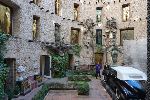 달리 극장미술관 내부 광장. 이상훈 제공