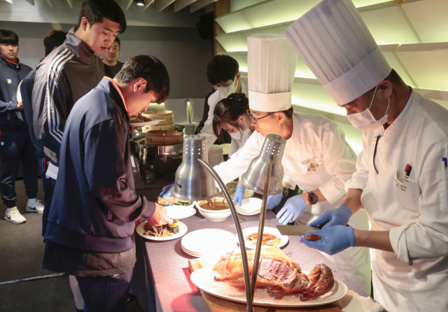 11일 대만 타이난에서 전지훈련 중인 롯데 자이언츠 선수단이 사기 진작을 위해 숙소에서 열린 만찬에서 식사를 즐기고 있다. 정대현 기자