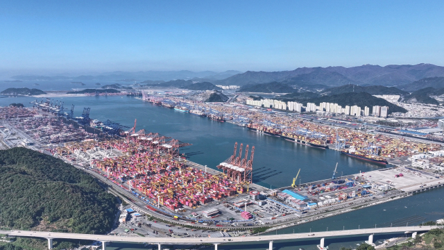 열린 부산의 상징이자 최고 인프라인 부산항. 신항 4부두 상공에서 바라본 윗쪽 부두 뒤로 진해신항이 건설돼 북극항로 시대의 물동량을 감당하게 된다. 부산항만공사 제공