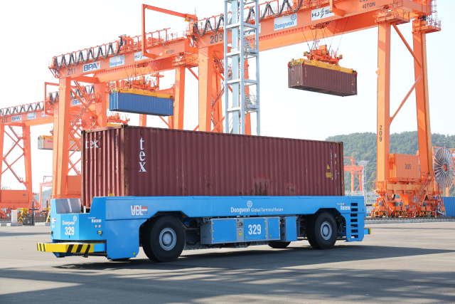 국내 첫 완전 자동화 부두인 부산항 신항 7부두 야적장을 무인 트럭이 주행하고 있다. 부산일보DB