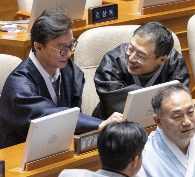 더불어민주당 전재수 의원(왼쪽)과 김상욱 의원이 12일 국회에서 2월 임시국회 본회의에 참석해 대화하고 있다. 이날 국민의힘은 전날 법제사법위원회에서 여당 주도로 처리된 사법개혁안에 반발해 본회의와 상임위에 불참했다. 연합뉴스
