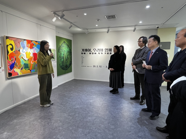 지난 13일 부산 중구 남포지하상가 BISCO갤러리에서 열린 개막식에서 신현채 작가가 전시 작품을 설명하고 있다. 부산문화재단 제공