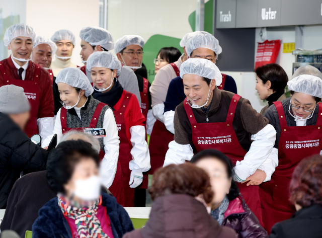 국민의힘 장동혁 대표와 약자와의동행위원회 위원들이 13일 서울 중구 중림종합사회복지관에서 설맞이 배식 봉사활동을 하고 있다. 연합뉴스