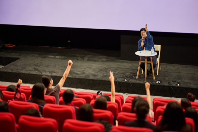 뇌과학자인 정재승 카이스트 교수가 지난해 제20회 비키 스페셜클래스에서 '타임머신을 사랑하는 영화들'을 주제로 강연을 했다. BIKY 제공