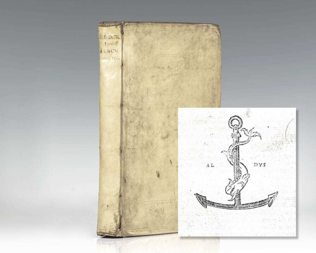 근대 출판사의 선구자로 불리는 알도 마누치오가 인쇄한 헬로도토스의 <역사>. 흰색 가죽 표지로 제본했고 앞뒤 표지에 돌고래가 닻을 히감고 있는 출판사 문양이 처음으로 등장한다. 국립세계문자박물관 소장