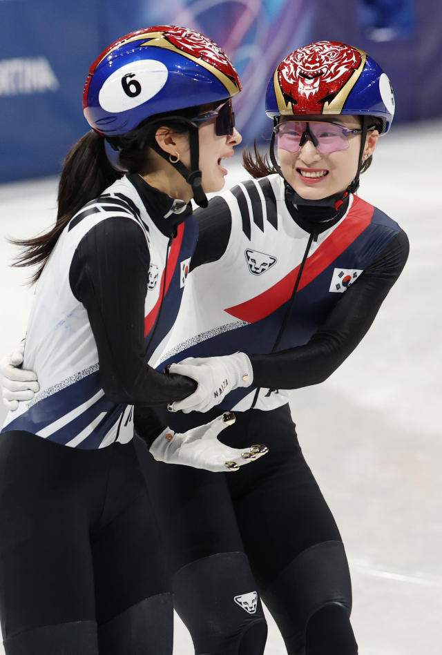 18일(현지시간) 이탈리아 밀라노 아이스스케이팅 아레나에서 열린 2026 밀라노-코르티나담페초 동계올림픽 쇼트트랙 여자 3000m 계주 결승에서 금메달을 따낸 한국 최민정(오른쪽)과 김길리가 기쁨을 나누고 있다. 연합뉴스