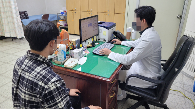 경남 한 보건지소에서 공중보건의가 환자를 보고 있다. 오늘 4월이면 공중보건의가 대거 복무 만료해 의료 공백이 우려되고 있다. 김현우 기자