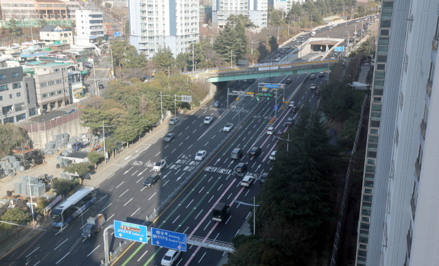 19일 부산 만덕~센텀 도시고속화도로(대심도)의 만덕IC 진출입구와 일대에 차량이 오가는 모습. 이재찬 기자 chan@