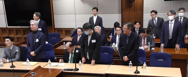 윤석열(뒷줄 맨 왼쪽) 전 대통령과 김용현(앞줄 왼쪽에서 두 번째) 전 국방부 장관 등이 19일 서초구 서울중앙지방법원에서 열린 12·3 비상계엄 관련 내란 우두머리, 내란 중요임무 종사 등의 혐의에 대한 1심 선고공판에 출석했다. 이날 서울중앙지법 형사합의25부(지귀연 부장판사)는 윤 전 대통령에게 무기징역을, 김 전 장관에게는 징역 30년을 선고했다. 연합뉴스