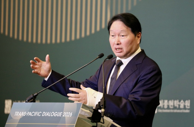 최태원 SK그룹 회장이 20일(현지시간) 워싱턴 DC에서 최종현학술원 주최로 열린 트랜스 퍼시픽 다이얼로그(TPD) 행사에서 환영사를 하고 있다. 연합뉴스