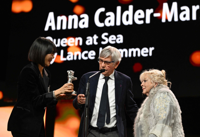 제76회 베를린국제영화제 경쟁 부문 심사위원 배두나(왼쪽)가 21일(현지시간) 열린 폐막식에서 조연상 수상자에게 트로피를 전달하고 있다. AFP연합뉴스