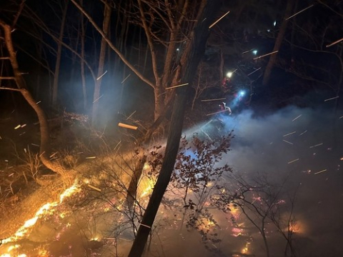 함양 산불, 야간 진화 돌입…이틀째도 주불 못 잡아