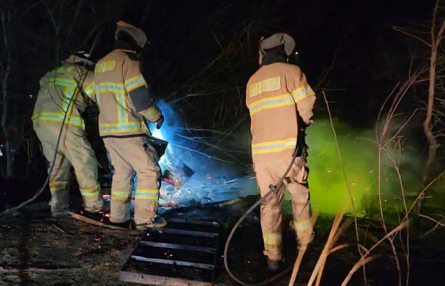 22일 오후 7시 22분께 강원 고성군 토성면 인흥리에서 산불이 나 소방대원이 진화 작업을 하고 있다. 연합뉴스