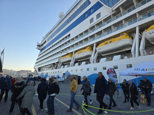 지난 1월 12일 부산항 북항 크루즈터미널에 기항한 월드와이드크루즈선 ‘아이다디바’호 승객들이 관광을 위해 배에서 내리고 있다. 부산일보DB