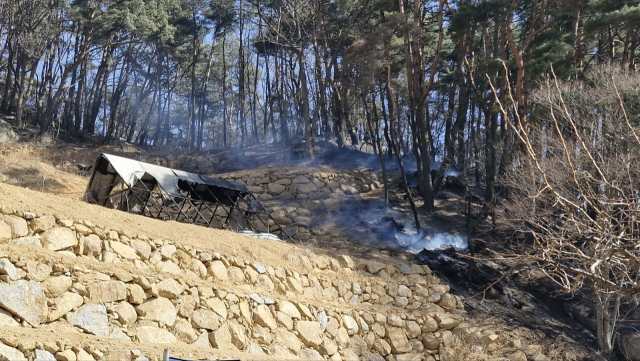 23일 오전 11시 함양군 휴천면 백연마을 모습. 불길이 확산하면서 비닐하우스 등이 불에 탔다. 김현우 기자