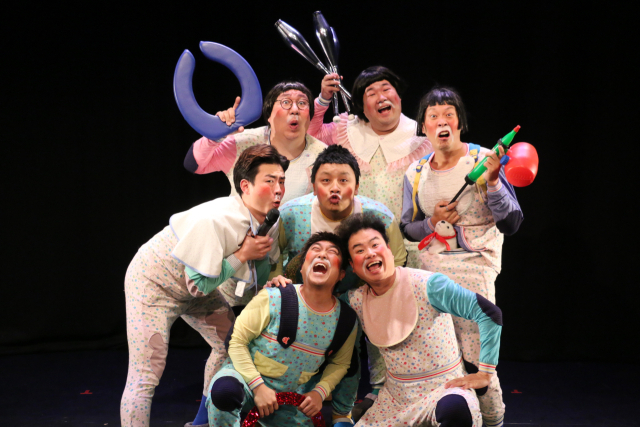 'BCC 이월상품 공연대방출'에서는 우리나라 대표 퍼포먼스 그룹 '옹알스'의 하이라이트 쇼도 만날 수 있다. 영화의전당 제공