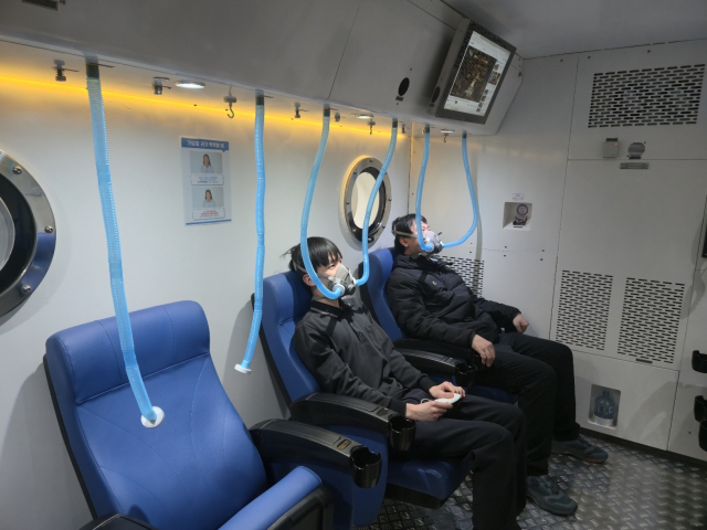 스마트나라요양병원이 암환자 재활, 투석 치료, 감염병 전담 병실 운영 등을 통해 중환자 진료영역을 강화하고 있다. 고압산소치료 장면. 스마트나라요양병원 제공