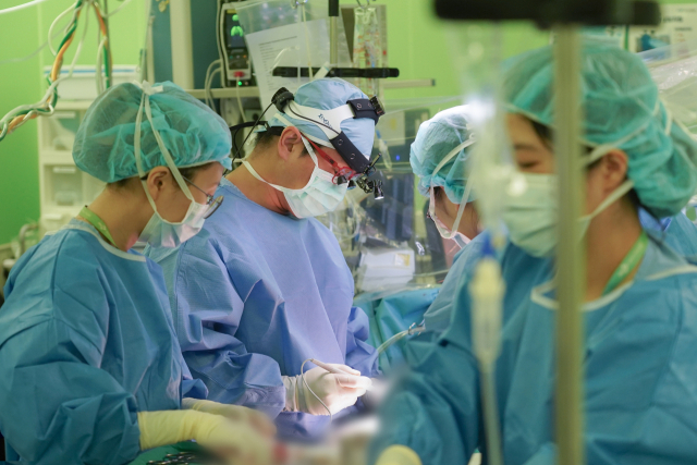심장혈관흉부외과 주민호 교수가 심장이식 수술을 시행하고 있다. 양산부산대병원 제공
