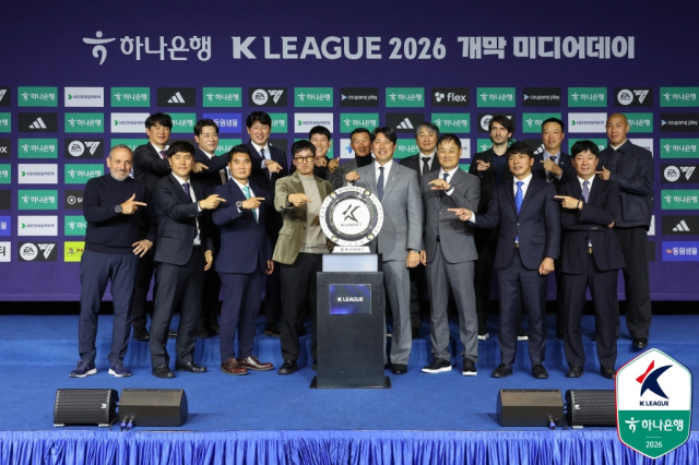 프로축구 K리그2 감독들이 25일 서울 서대문구 스위스그랜드호텔에서 열린 하나은행 K리그2 2026 개막 미디어데이에서 우승을 기원하며 기념 촬영하고 있다. 연합뉴스