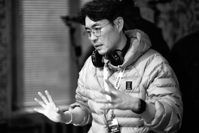 영화 '휴민트' 제작 현장의 류승완 감독. 은행나무 제공