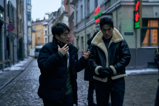 류승완 감독이 영화 '휴민트' 제작 현장에서 박정민 배우와 대화를 하고 있다. 은행나무 제공