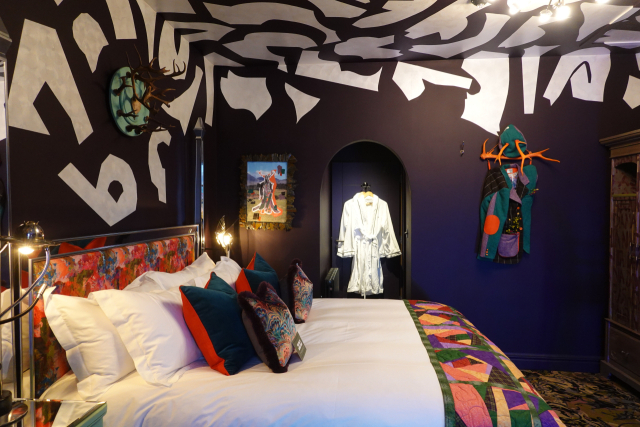 아일라의 신화적 존재에서 착한 크로크 스킨 느낌의 벽지. 이상훈 제공