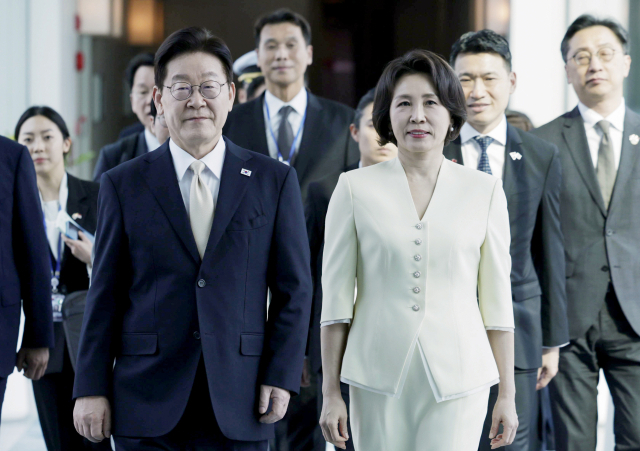 싱가포르를 국빈방문한 이재명 대통령과 김혜경 여사가 1일 창이 국제공항에 도착한 공군1호기에서 내려 이동하고 있다. 연합뉴스