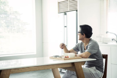 소득 낮을수록 ‘외로움 느낀다’…월 100만원 미만 가구 58%