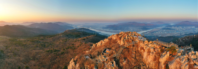 3일 부산의 상징 금정산이 우리나라 제24호 국립공원이자 최초의 도심형 국립공원으로 지정됐다. 금정산 최고봉인 고당봉(801.5m)이 아침 햇살에 붉게 물들고, 그 너머로 낙동강이 펼쳐져 있다. 정종회 기자 jjh@
