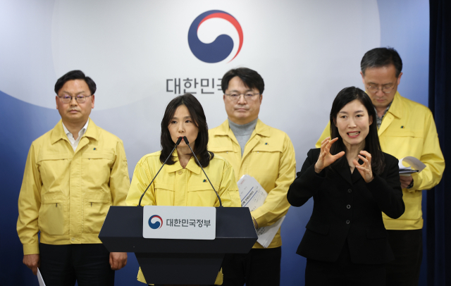 김진아 외교부 2차관이 2일 서울 종로구 정부서울청사 합동브리핑실에서 '중동 상황점검 관련 긴급 관계부처회의'를 마친 후 브리핑하고 있다. 연합뉴스